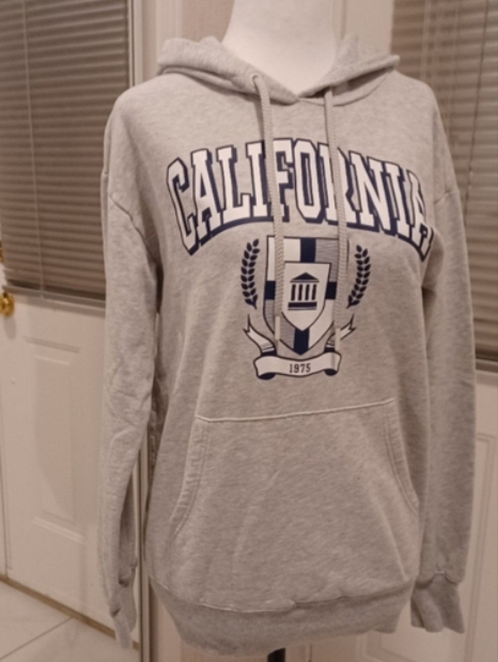 4/$60 Light Gray "California" Hoodie - Size XS